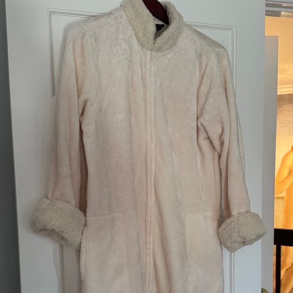 Natori Cream Robe - Picture 2 of 6